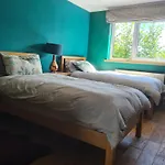 Large Ensuite Twin At Fir Tree Habitación en casa particular Bristol