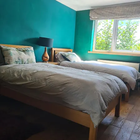 Large Ensuite Twin Room At Fir Tree Lodge ホームステイ ブリストル