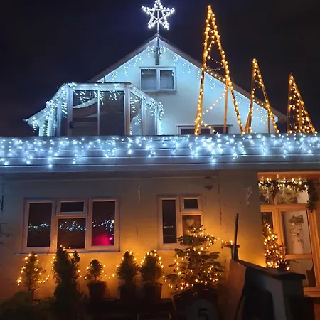 Large Ensuite Twin Room At Fir Tree Lodge * ブリストル