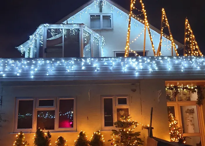 Large Ensuite Twin At Fir Tree * Bristol