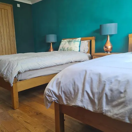 Large Ensuite Twin At Fir Tree Homestay *
